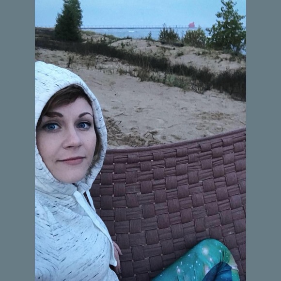 Meet your Posher, Amanda ✨🤙✨ - Picture 3 of 8